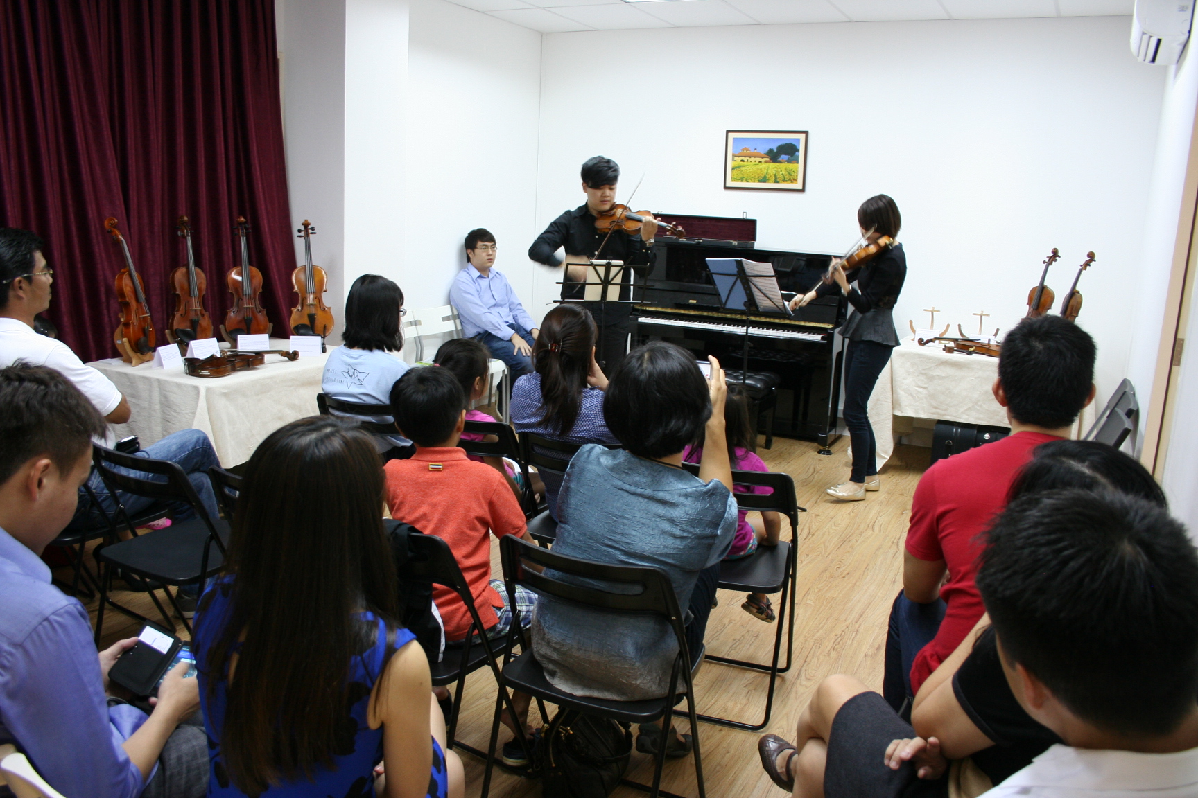 Teacher Tingxi and teacher Jeremiah performing