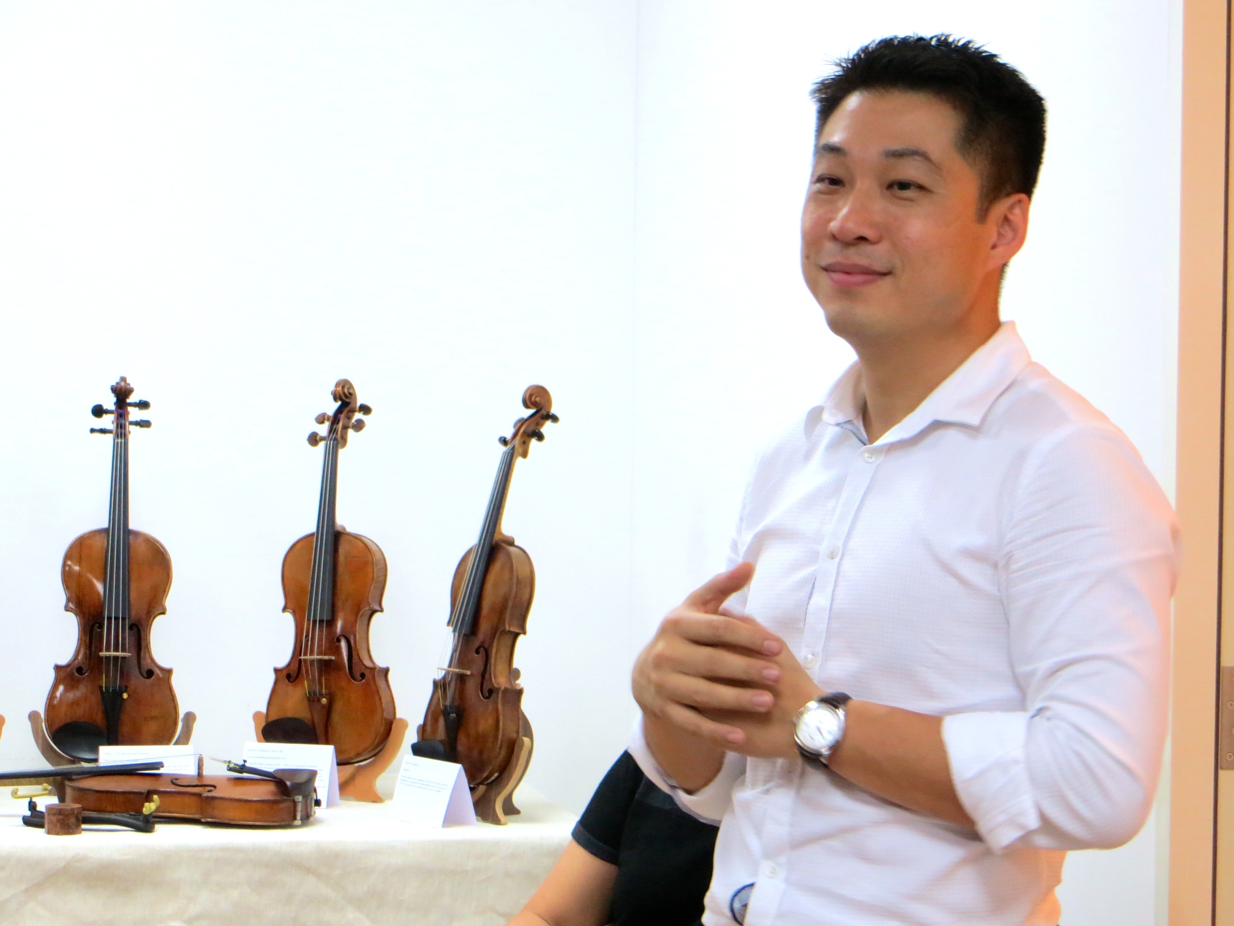 Guest Speaker Tong Mingxi giving tips on listening to the tone of a violin and what to look out for when purchasing a fine instrument
