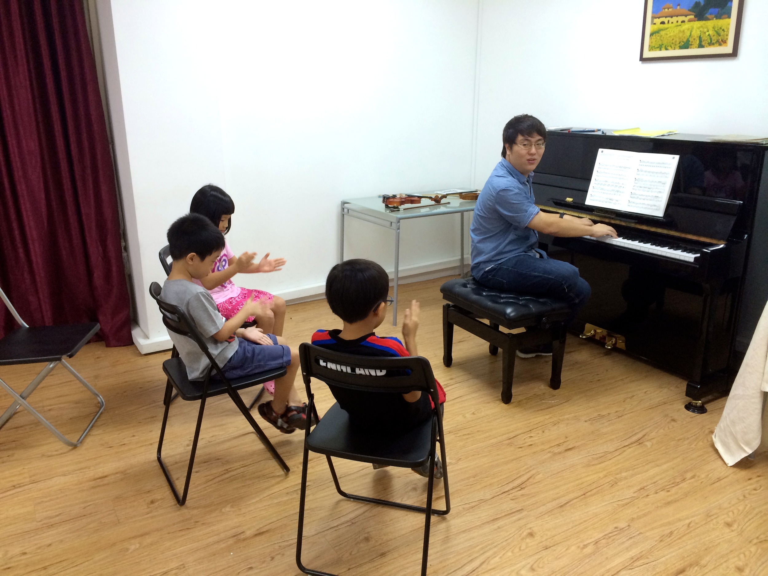 Teacher Wei Yang going through the different components of the Aural Tests with students