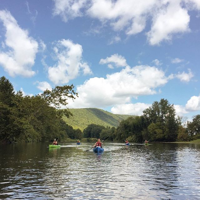 I lost all track of time and simply enjoyed the sunshine, fresh air and the sounds of the river rushing past as we navigated some five miles down the #ChemungRiver. I could have spent all day kayaking with @10milesbehindme and @katiecleod 💙 #flxwith