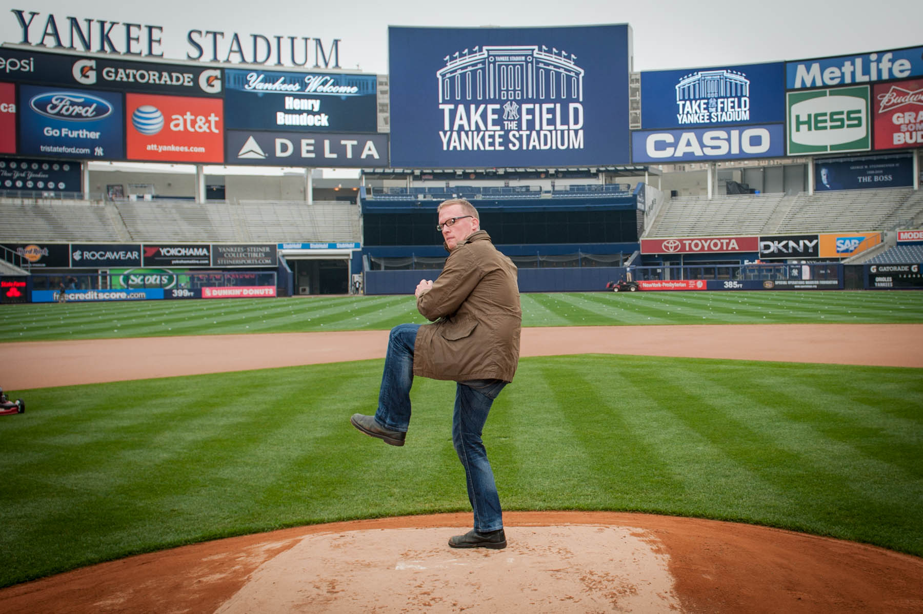 Baseball Bingo finalists Santos Oquendo and Laurie Amiano take the mound at Yankee Stadium. The two are finalists in the Daily News Baseball Bingo Contest. (Craig Warga/ New York Daily News)