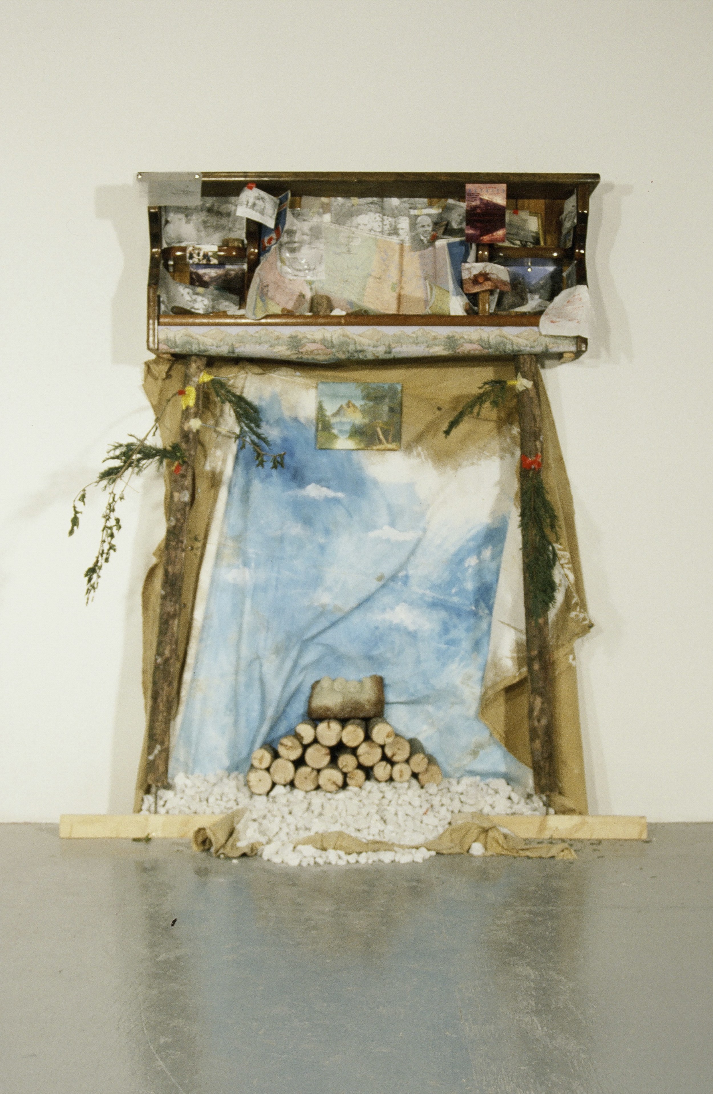 A monument/ A state of heads