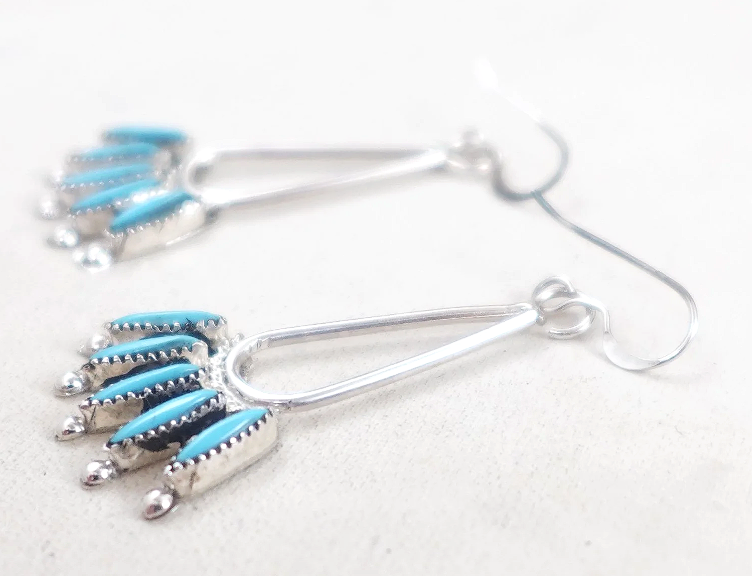 zuni-turquoise-needlepoint-silver-dangle-earrings-etsate-1.png