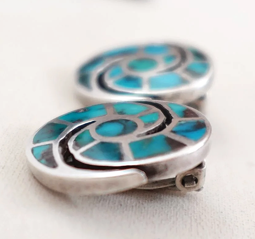 vintage-zuni-turquoise-silver-hummingbird-inlay-clip-on-earrings-1078P-1.png
