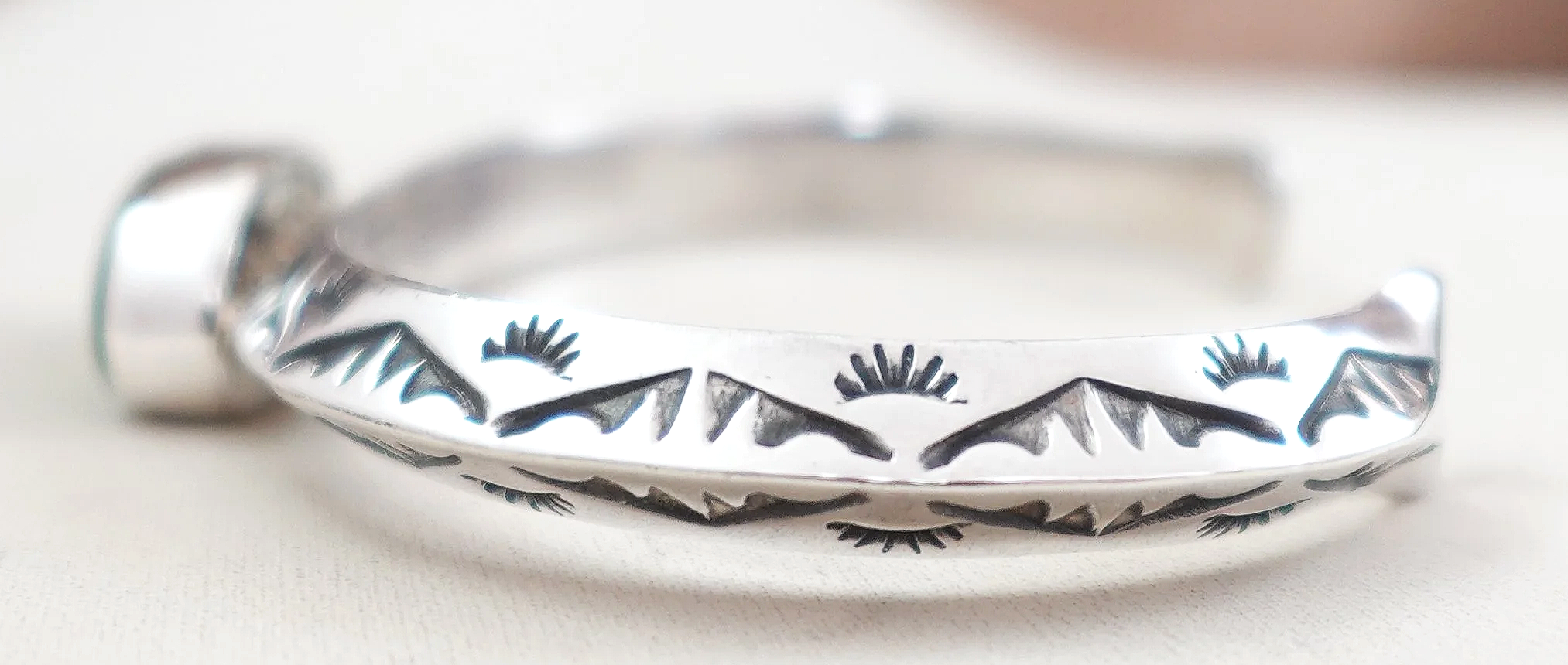 navajo-green-turquoise-silver-bracelet-teller-1078F-2.png