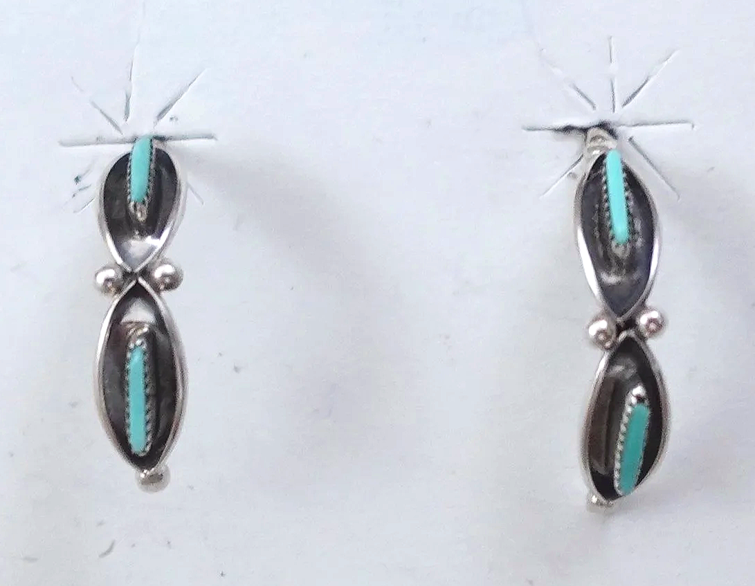 zuni-turquoise-needlepoint-sterling-silver-crescent-earrings-othole-1072M-.png