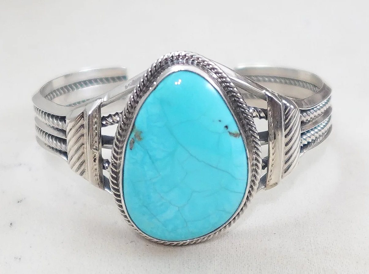 navajo-kingman-turquoise-sterling-silver-bracelet-1073F-.png