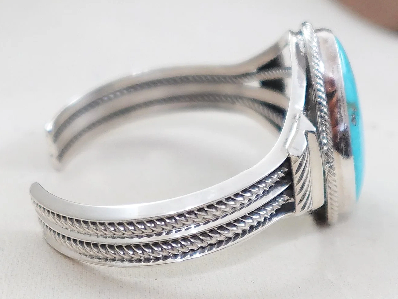 navajo-kingman-turquoise-sterling-silver-bracelet-1073F-1.png