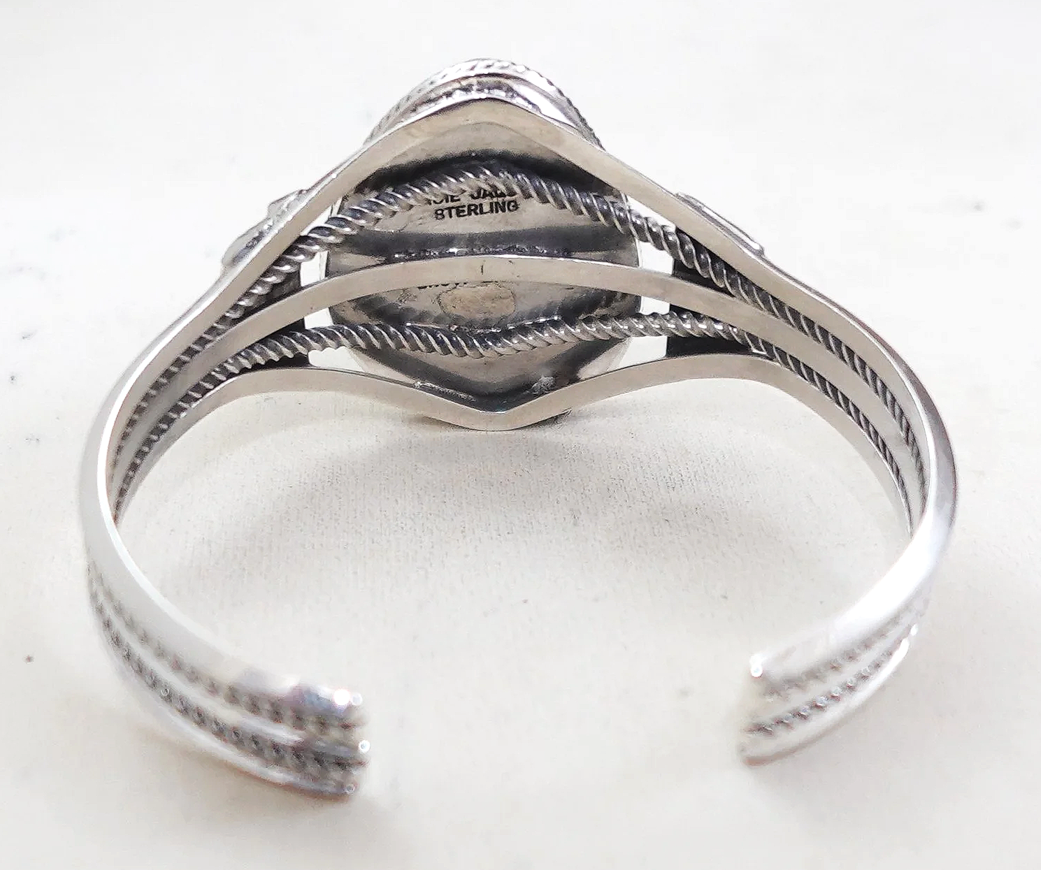 navajo-kingman-turquoise-sterling-silver-bracelet-1073F-3.png