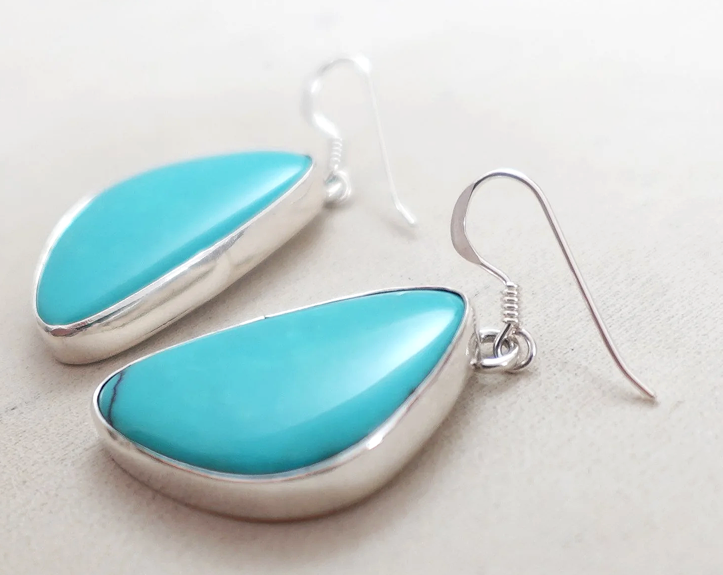 navajo-kingman-turquoise-silver-dangle-earrings-teller-1073H-2.png