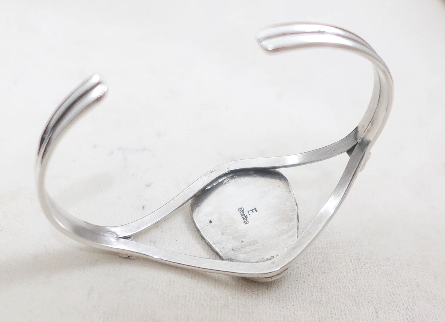 womens-navajo-white-buffalo-silver-bracelet-delgarito-1070A-3.png
