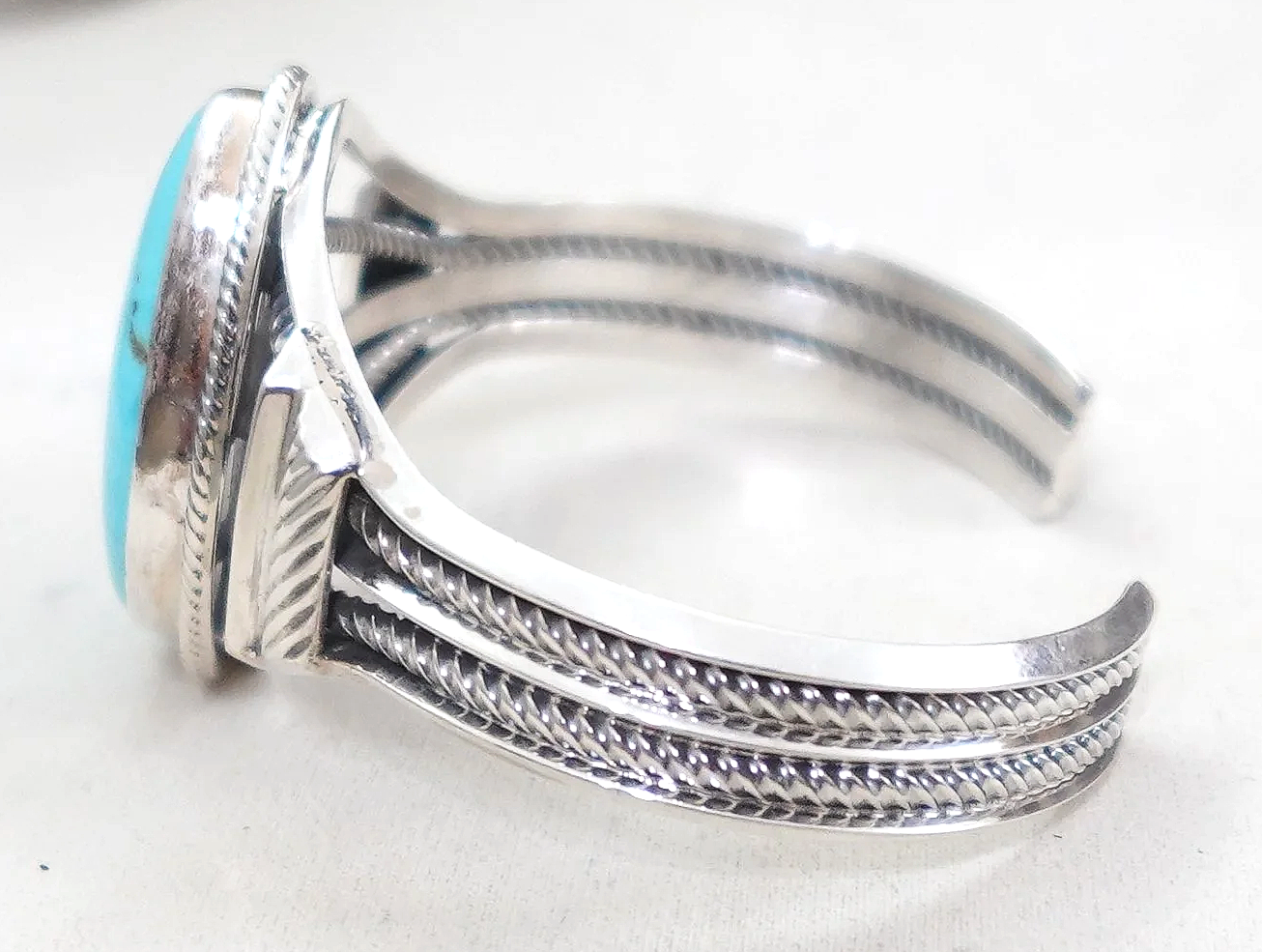 navajo-kingman-turquoise-sterling-silver-bracelet-1073F-2.png