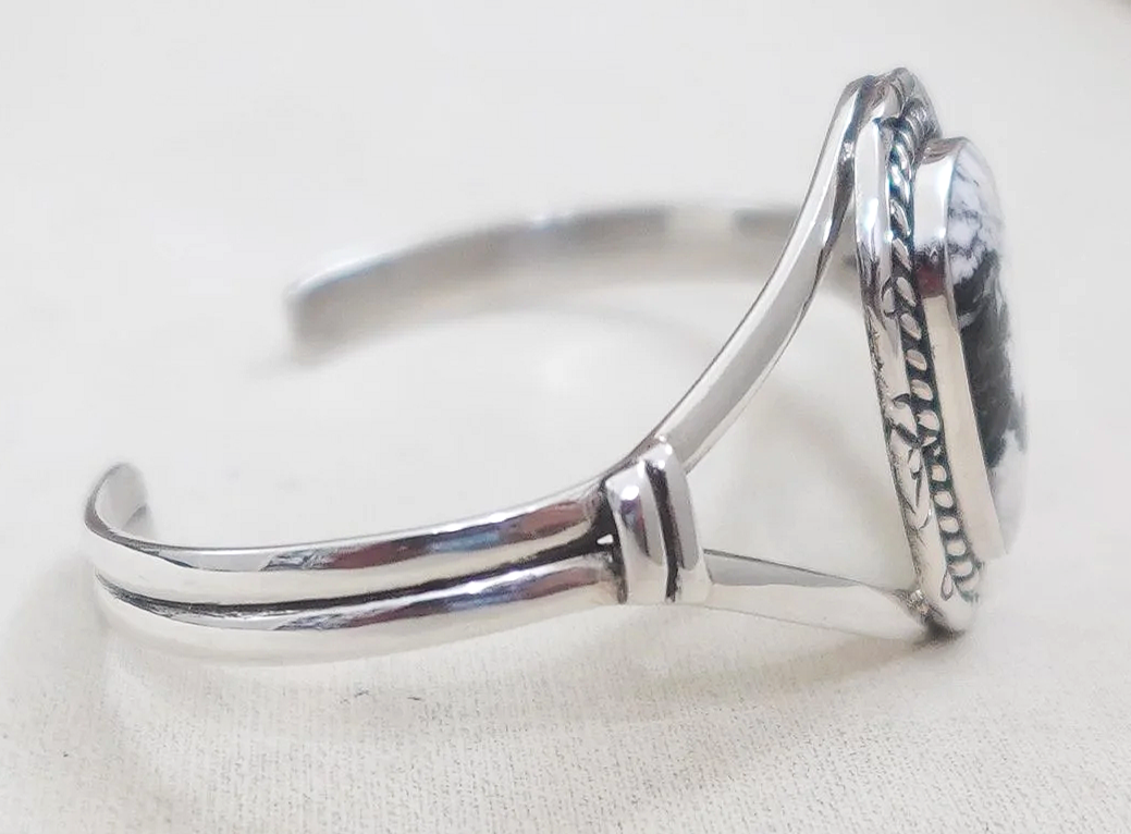 womens-navajo-white-buffalo-silver-bracelet-delgarito-1070A-1.png
