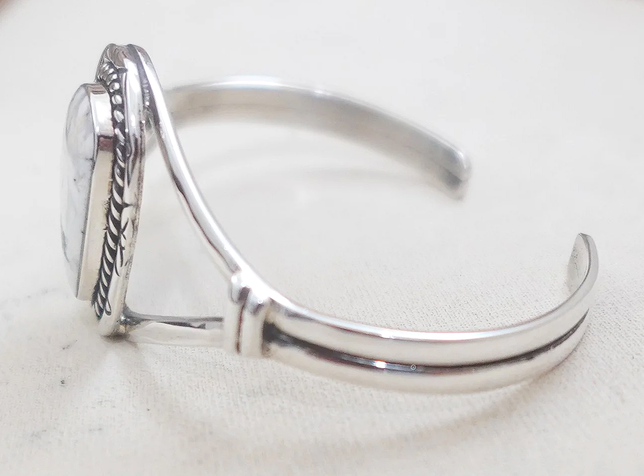womens-navajo-white-buffalo-silver-bracelet-delgarito-1070A-2.png
