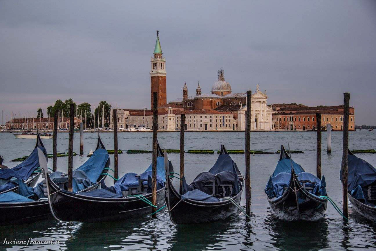 VENICE-GONDOLAS-BLUE.jpg