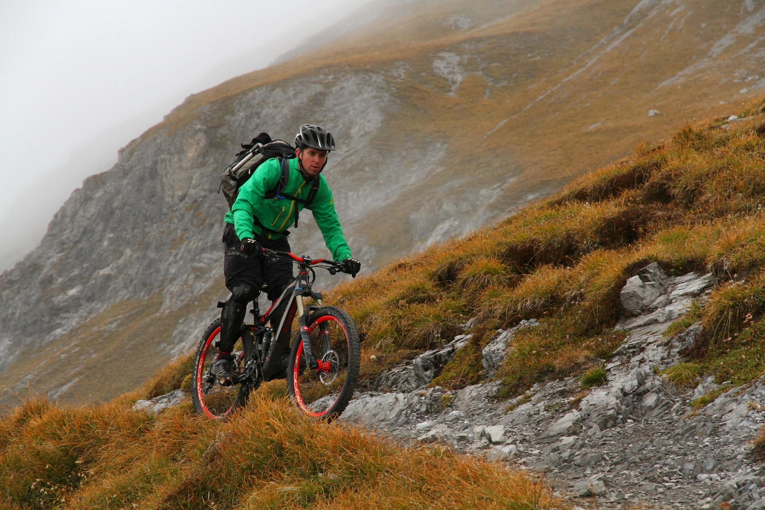 Beim Mountainbiken gibt es Regeln, die ich auf mein ganzes Leben anwende und ich meine damit nicht nur "Wer bremst verliert". Es geht um eine viel elementarere Regel: "Blick immer nach vorne!" Wer sich nur einmal auf die Steine direkt vor seiner Nase konzentriert, wird mit grösster Wahrscheinlichkeit auf das eben genannte Sinnesorgan fallen.