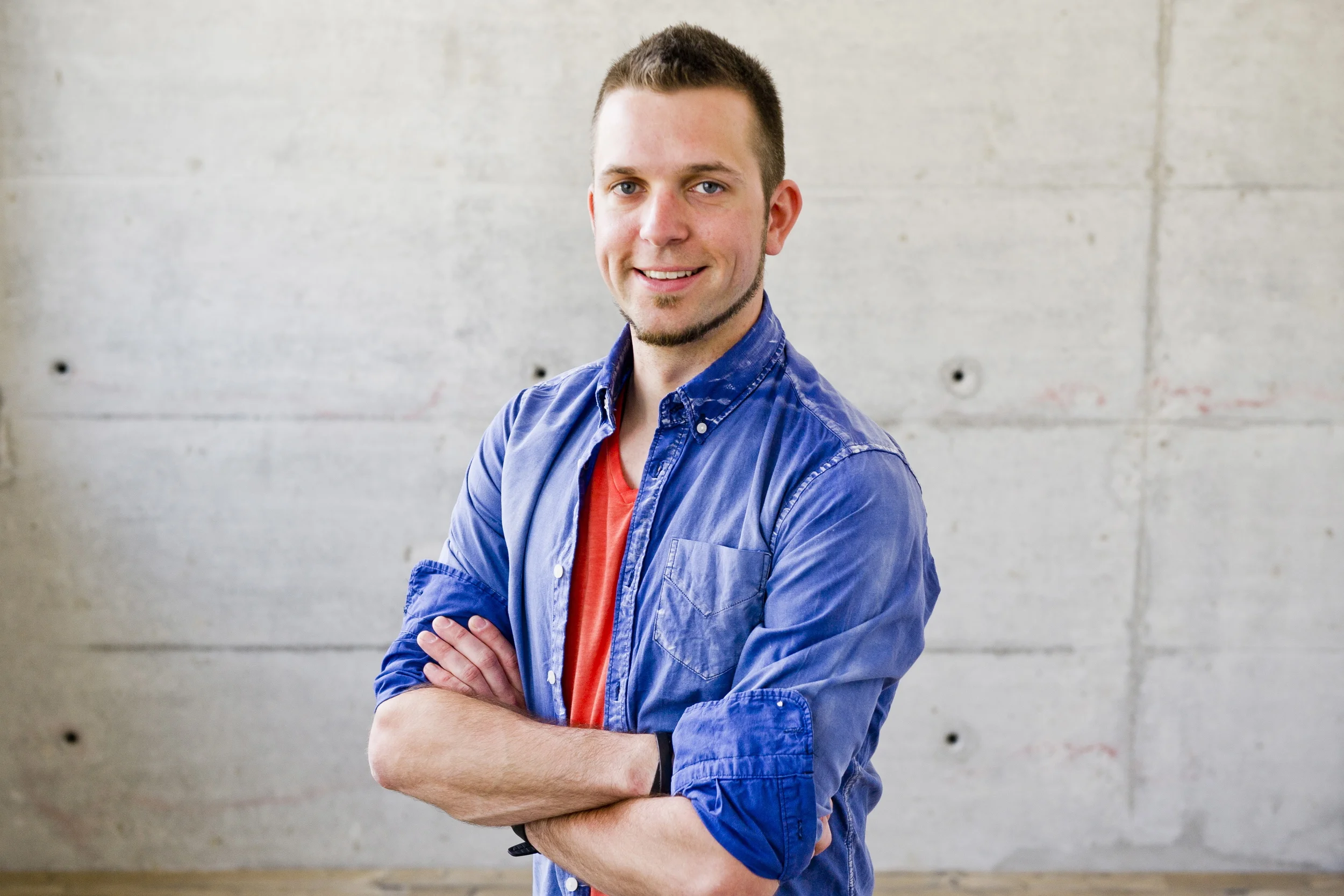 Ich arbeite gerne und vor allem gerne kreativ. Im Online Marketing fühle ich mich zuhause. Hier haben Idee und Umsetzung den kürzesten Abstand zu einander und oftmals hat man das Privileg, ein Projekt von der Skizze bis zum fertigen Produkt zu begleiten. Online Marketing ist schnell, vernetzt, spontan und ist für einen Allrounder wie mich sowas wie ein Spielplatz 2.0.