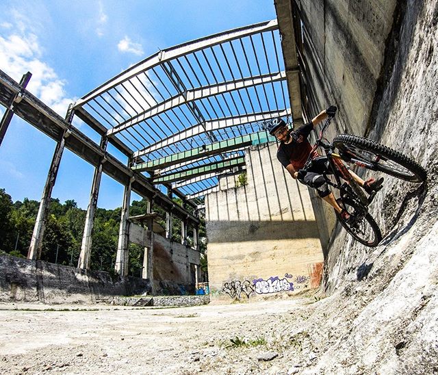 Small wallride in a big scenery. ๐ญ
.
.
#mountainbike #freeride #mtb #goprohero6 #mtbnation #mtblife #enduromtb #plabtbasedathlete #MountainBiking #mtblove #instamtb #lifebehindbars #alps #mtbswitzerland #enduro #mountainbikinglife #pinkbike #lifeofadventure #liveoutdoors #makemoments #simplyadventure #bikemagazin #abandonedplaces