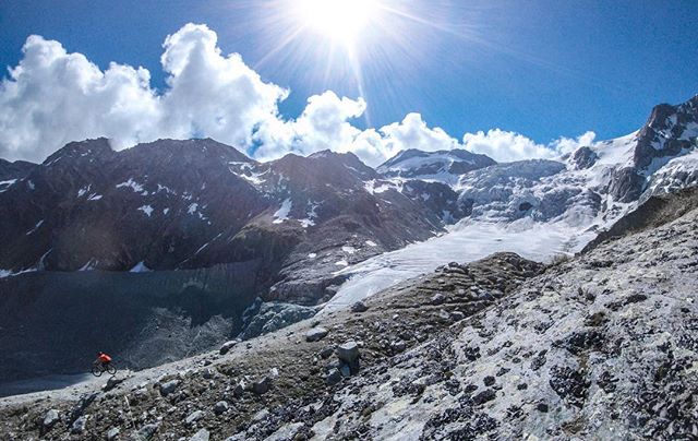 ๐Little red flying dot in the lower left corner.
...
Val dโannivers has some spectular sights to offer. Got up early and did a little bike and hike before I started the actual ride...and holy hell...it was worth the climb!
...
#mountainbike #freeride #mtb #singletrail #outdoor #goprohero6 #mtbnation #mtblife #enduromtb #plantbasedathlete #MountainBiking #mtblove #instamtb #lifebehindbars #mtbswitzerland #enduro #mountainbikinglife #flowtrail #lifeofadventure #liveoutdoors #makemoments #simplyadventure #bikemagazin #adventuretillwedie #welivetoexplore #neverstopexploring #wallis #glacier #valdanniviers #pinkbikepod