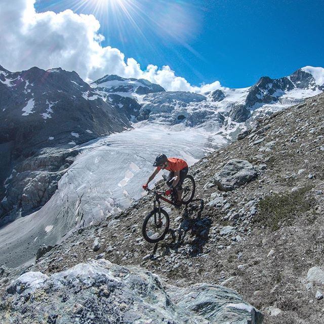 The view up there was too good, to only post one shot. ๐คฉ
...
#mountainbike #freeride #mtb #singletrail #outdoor #goprohero6 #mtbnation #mtblife #enduromtb #plantbasedathlete #MountainBiking #mtblove #instamtb #lifebehindbars #mtbswitzerland #enduro #mountainbikinglife #flowtrail #lifeofadventure #liveoutdoors #makemoments #simplyadventure #bikemagazin #adventuretillwedie #welivetoexplore #neverstopexploring #wallis #glacier #valdanniviers #pinkbikepod