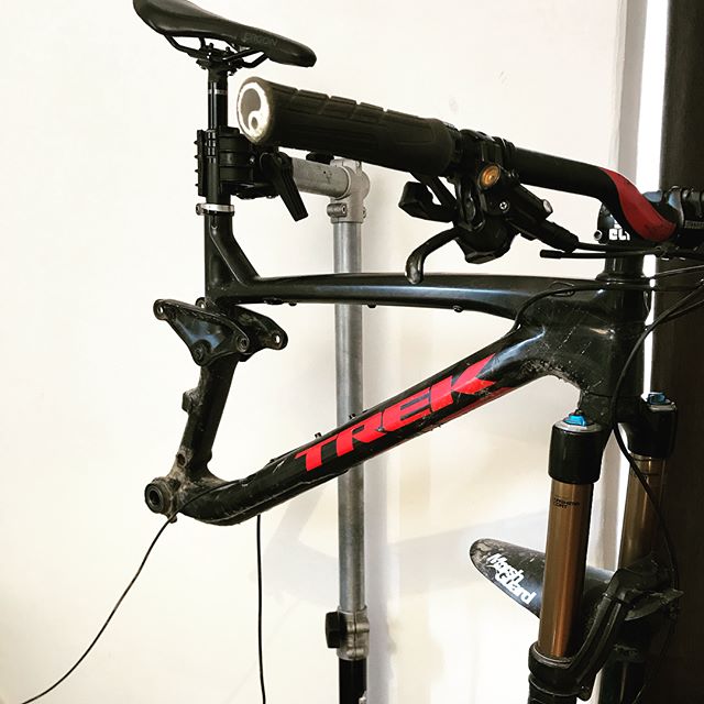 Constant ripping wears away the bike. ๐ ๐ฉ๐งโ๏ธ
.
.
#workshop #bikeshed #tools #repair #bikework #trek #mountainbike #freeride #mtb #singletrail #outdoor #goprohero6 #mtbnation #mtblife #enduromtb #plabtbasedathlete #MountainBiking #mtblove #instamtb #lifebehindbars #alps #mtbswitzerland #enduro #mountainbikinglife