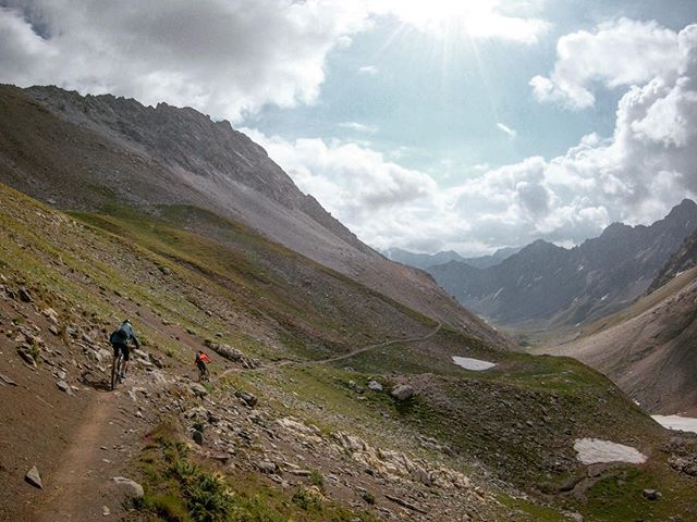 Morning ride to Arosa with @karinschnetzer and @fridakorberg . ๐
...
#mountainbike #freeride #mtb #singletrail #outdoor #goprohero6 #mtbnation #mtblife #enduromtb #plantbasedathlete #MountainBiking #mtblove #instamtb #lifebehindbars #mtbswitzerland #enduro #mountainbikinglife #flowtrail #lifeofadventure #liveoutdoors #makemoments #simplyadventure #bikemagazin #adventuretillwedie #welivetoexplore #neverstopexploring #arosa #lenzerheide #girlsridetoo #totalmtb