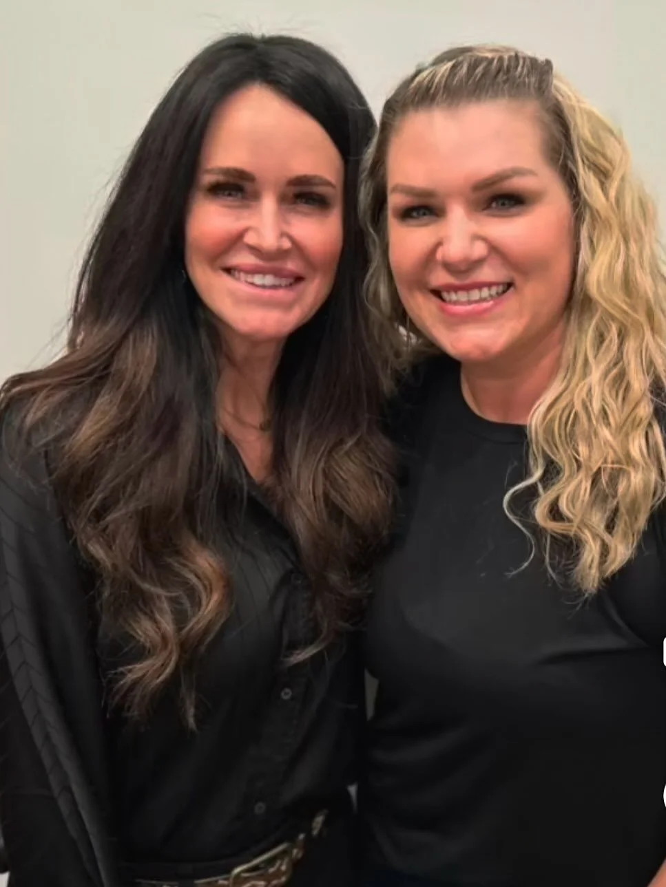 HALLWAYS 💚. When you have limited space, make the best of the hallways. Arches, a destination closet, fabulous doors and one-of-a kind art. 

Awesome partnership with @elevae.perm.cosmetics.  So grateful to design this space for such a beautiful sou