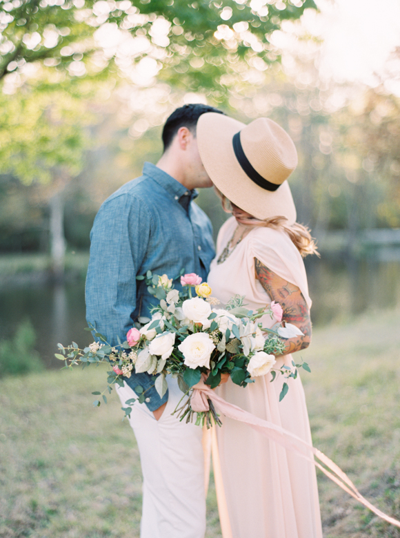 EXAMPLE OF FLORALS FOR ENGAGEMENT SESSION.