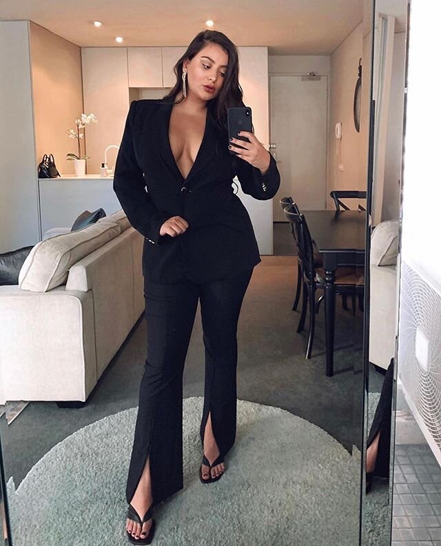 Slaying in all black 🖤 This girl is flawless from top to toe ✨ Girl crush of the week has to be the amazing @livrah wearing @sheikeandco