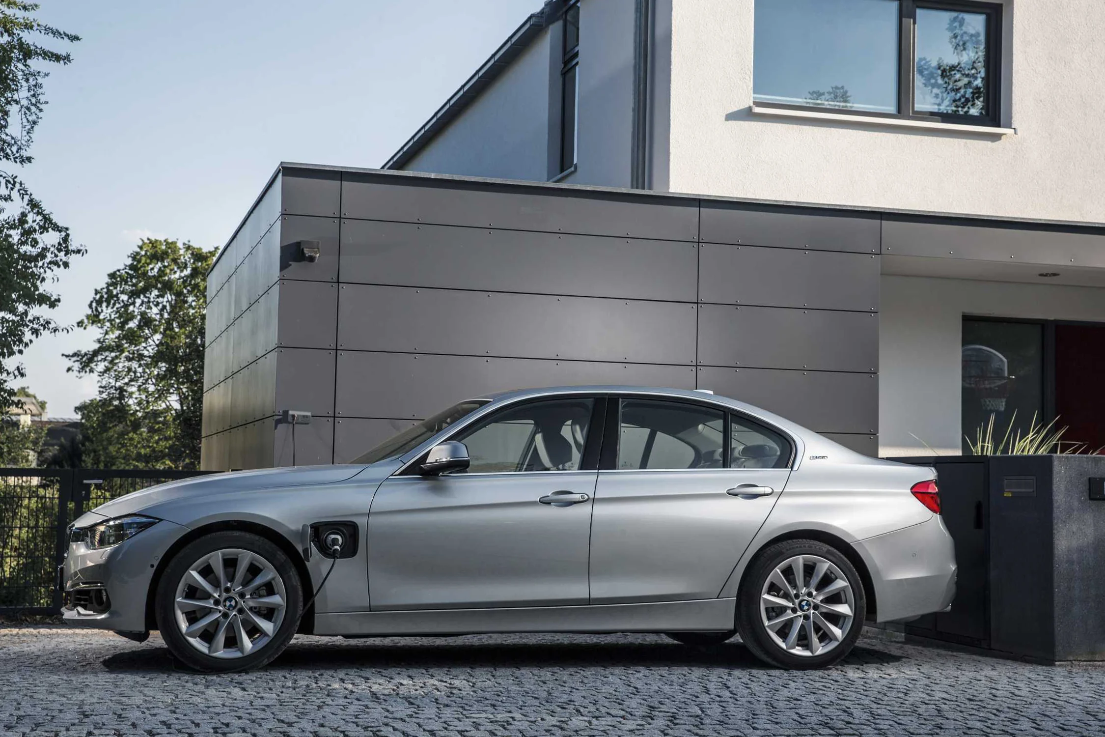 P90194397-bmw-330e-09-2015-2250px.jpg