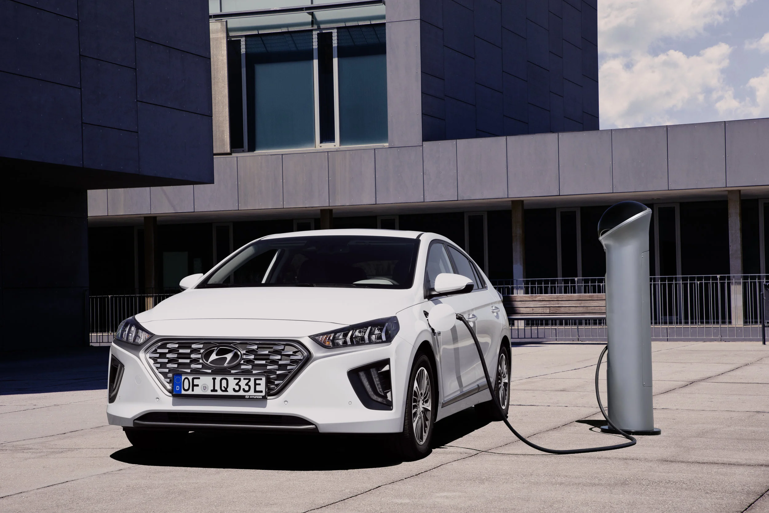 new-hyundai-ioniq-plug-in-06.jpg