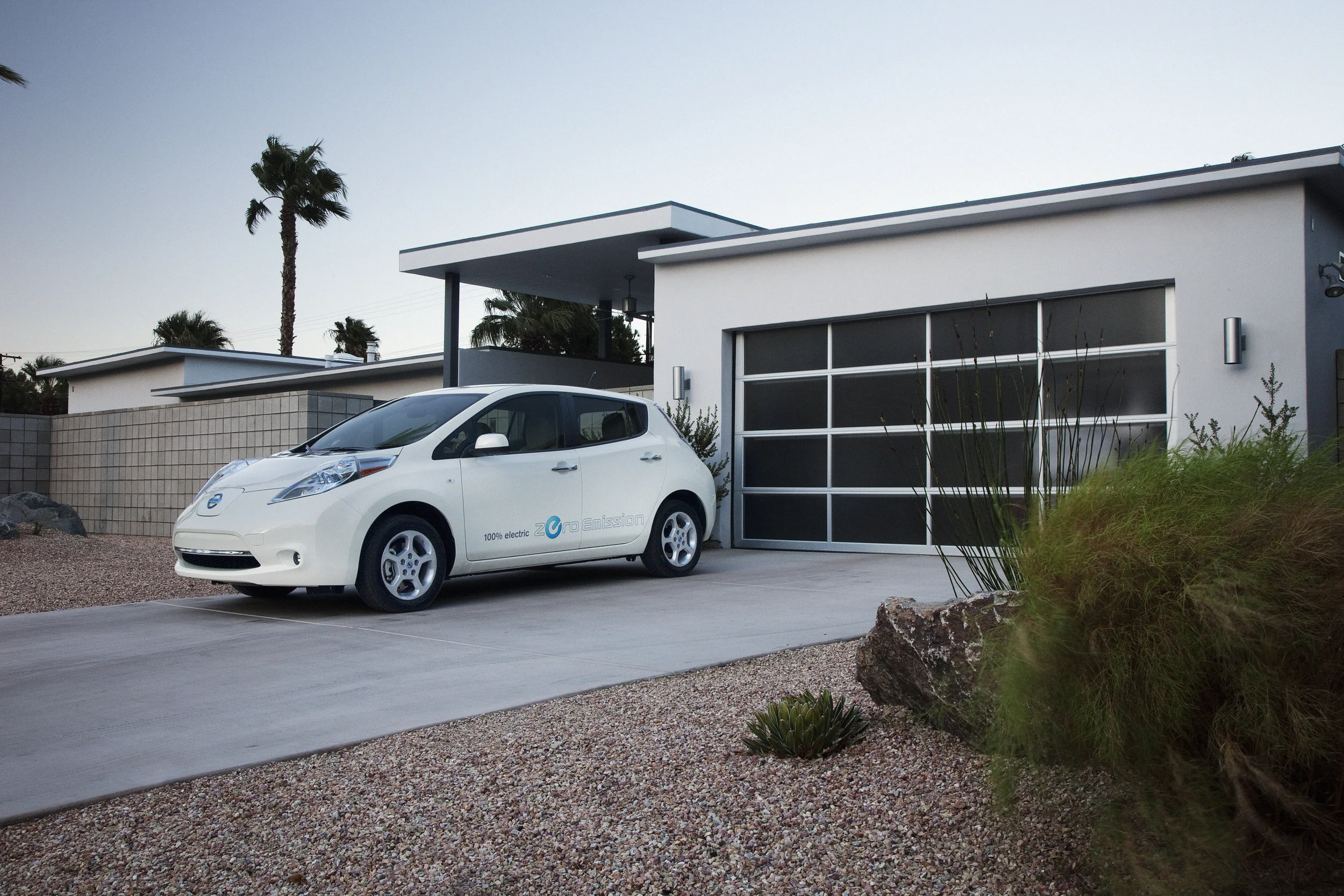 2012_nissan_leaf_06-source.jpg