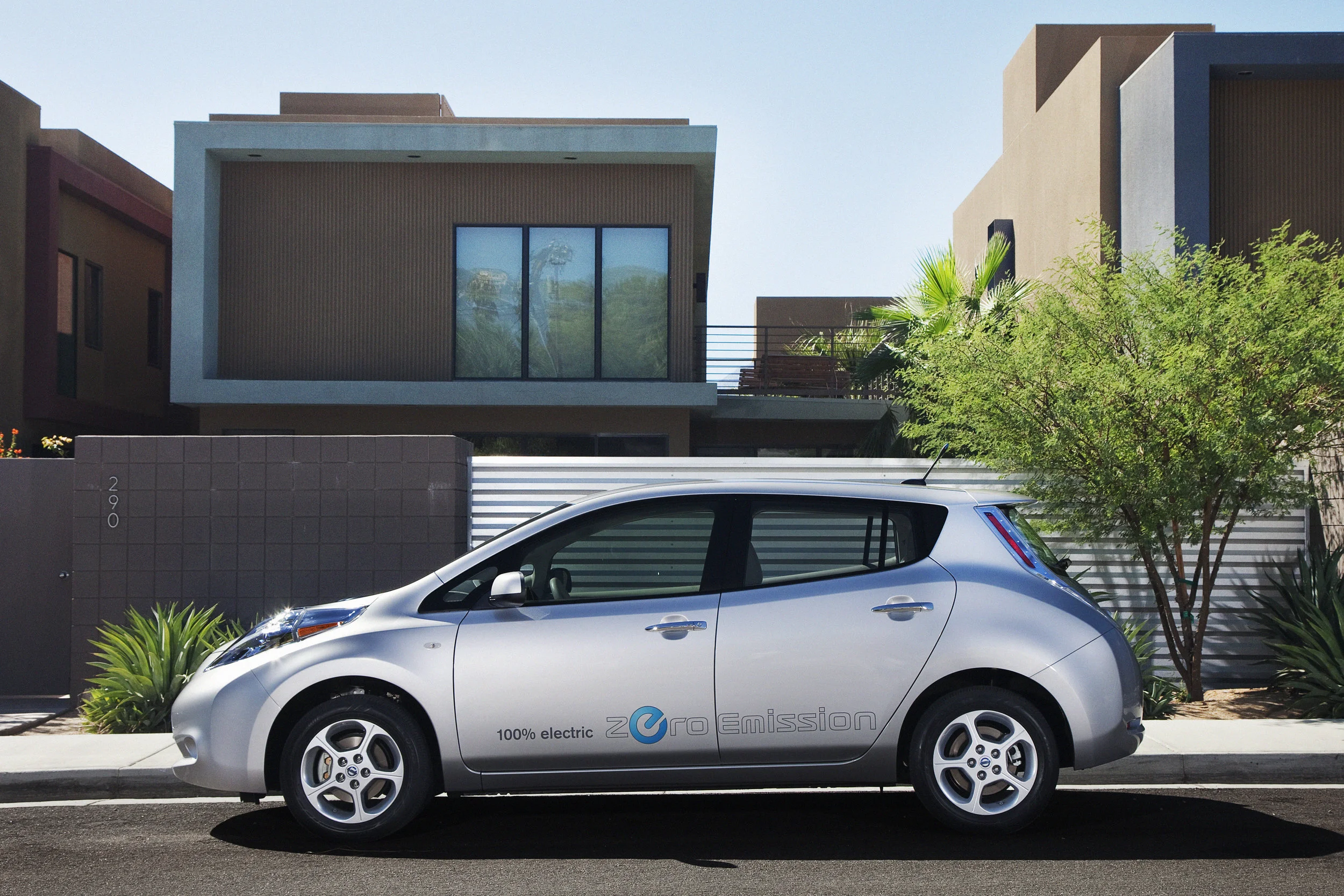 2012_nissan_leaf_01-source.jpg
