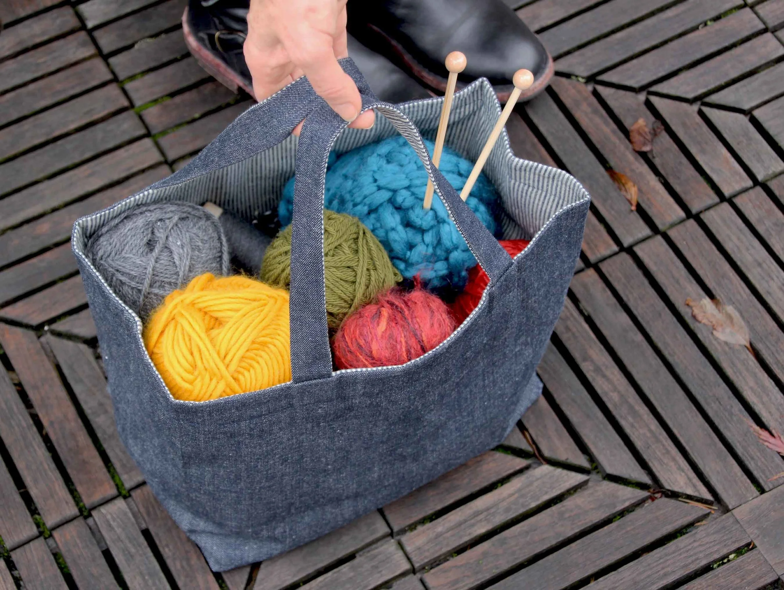 picking-up-yarn-in-tote.jpg