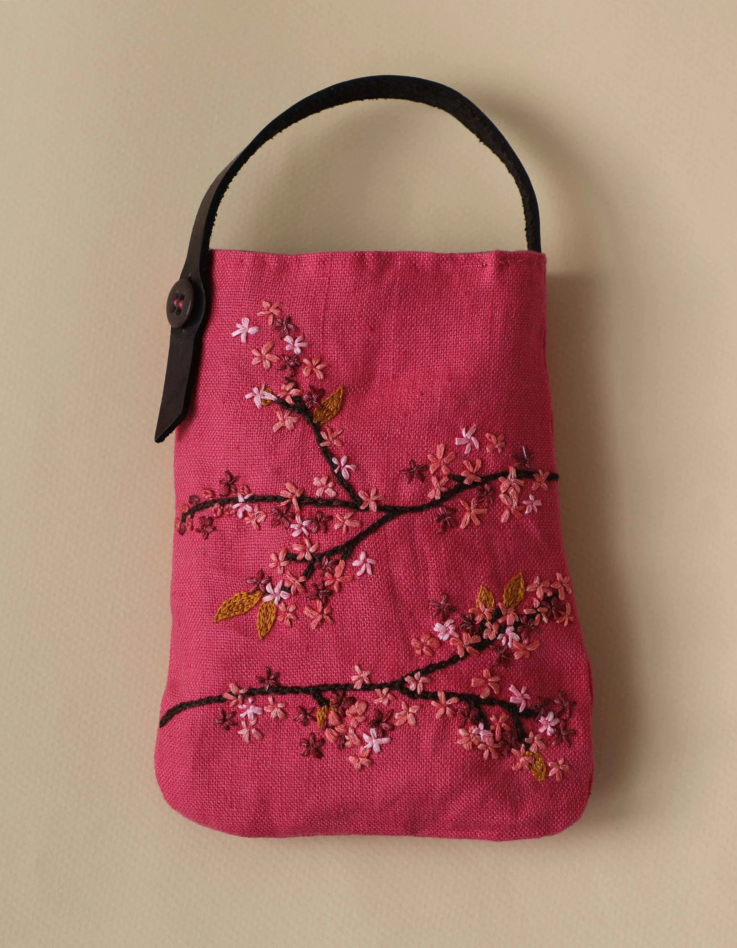 This embroidered bag would be a great project to do with girlfriends. Stitch plum blossoms or whatever else you'd like with simple stitches such as chainstitch.