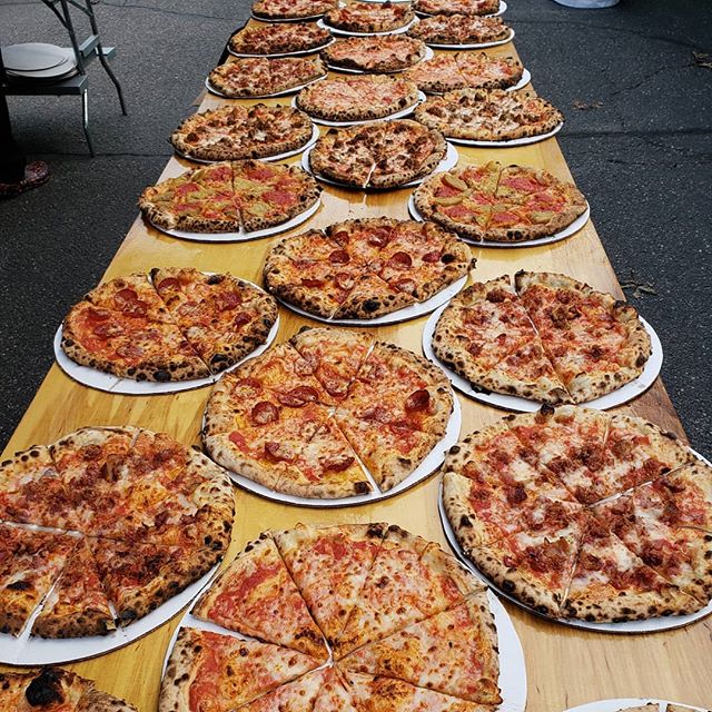 Anyone looking for some pizza? 
#somuchpizza #pizzafordays #pizzaforthemasses