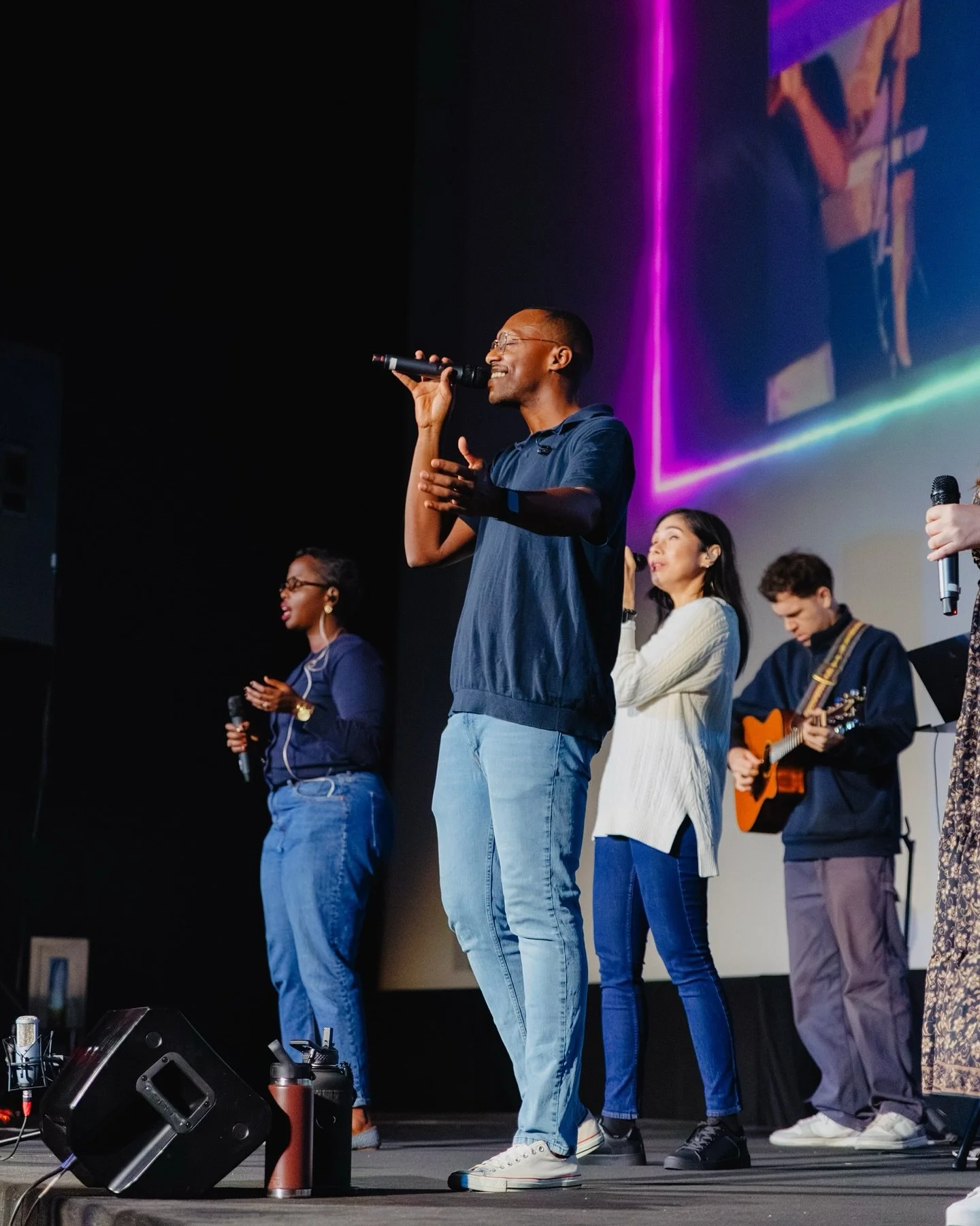 Worship. Powerful. 🙌
The Word. Alive. 🔥
Community. Home. ❤️

//

Louange. Puissante. 🙌
La Parole. Vivante. 🔥
Communaut&eacute;. Maison. ❤️