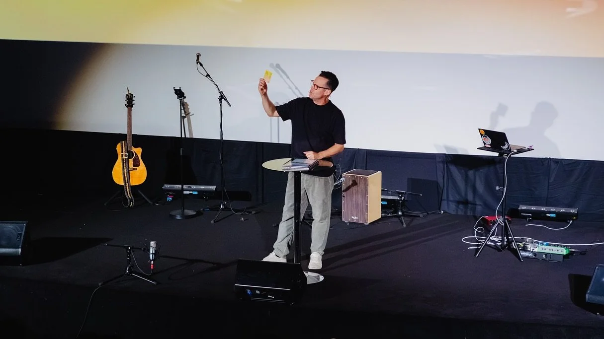 Thanksgiving Sunday a room full of worship and gratitude.
We&rsquo;re thankful for His goodness, His presence, and this house we call home. 🙌 

//

Dimanche de l&rsquo;Action de gr&acirc;ce, une salle remplie de louanges et de gratitude.
Nous sommes
