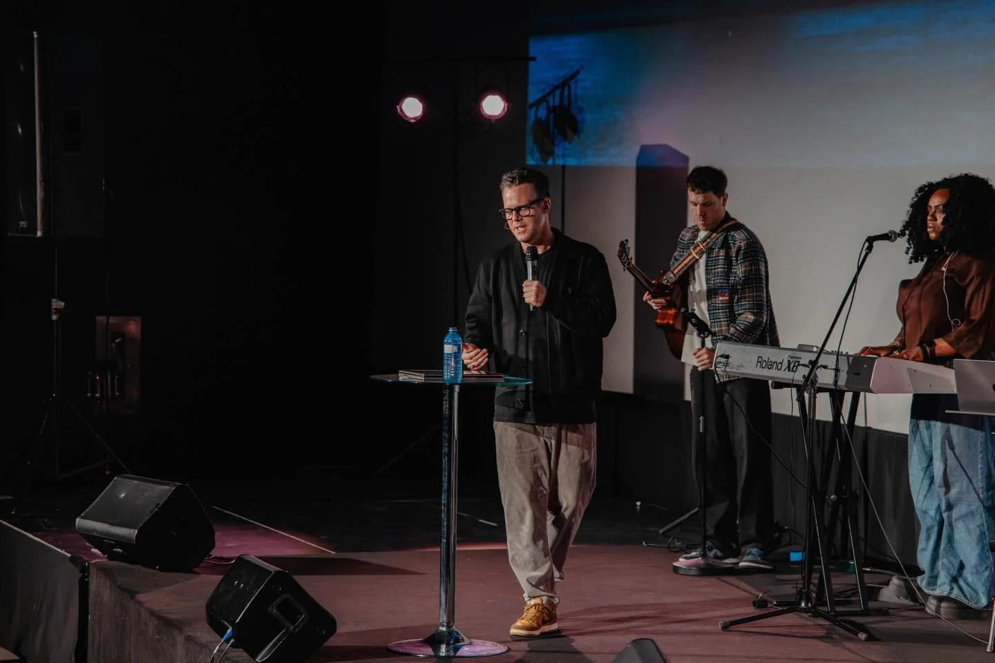 Praise God for sunday&rsquo;s service! 🙌
Hands lifted up and laughter at every turn, truly no place like home!🤍

//

Louons Dieu pour le service de dimanche! 🙌
Des mains lev&eacute;es et des rires &agrave; chaque instant vraiment, il n&rsquo;y a a