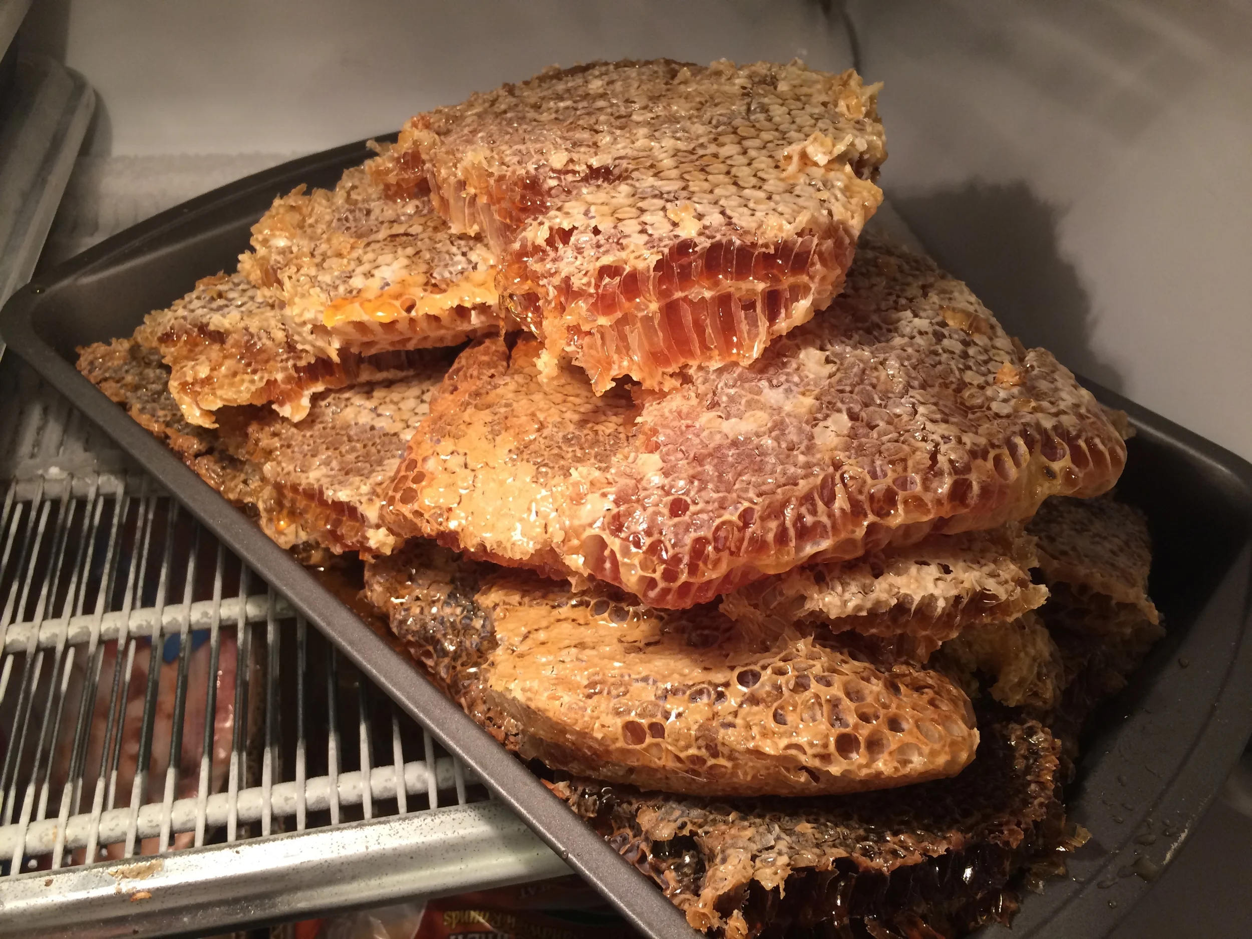 Random size chunk comb honey