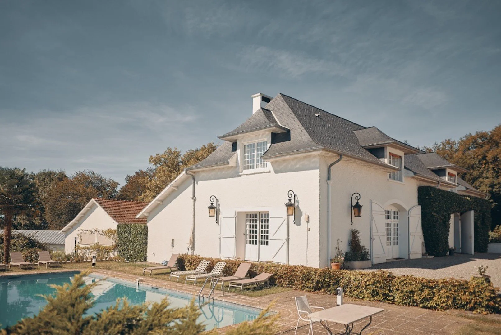 winery-building-overlooking-pool-at-atelier-clos-mirabel.jpg