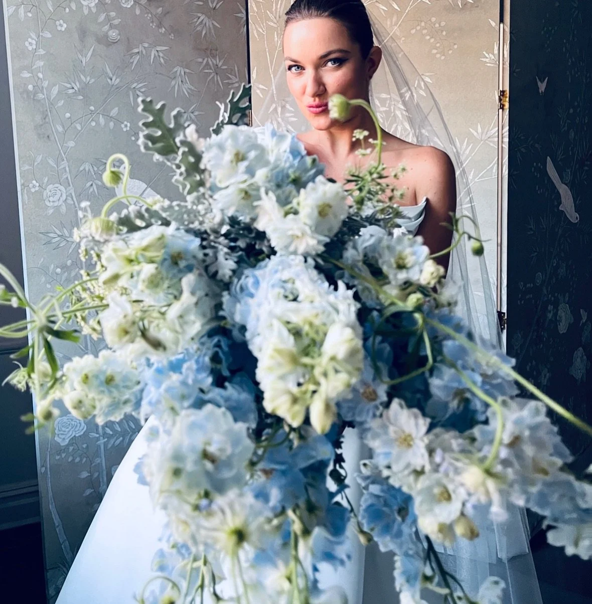 Do you love large flower bouquets or prefer a small one?

#romonakevezabridal #romonakevezabride #luxury
#romonakevezacollection