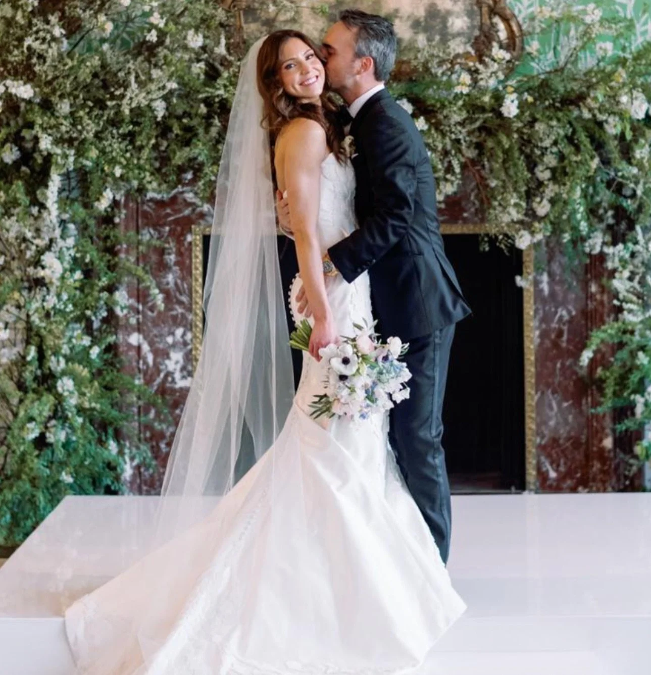 Easy to love ❤️ 

#romonakeveza #romonakevezabridal #luxurybride #romonakevezacollection #luxurywedding