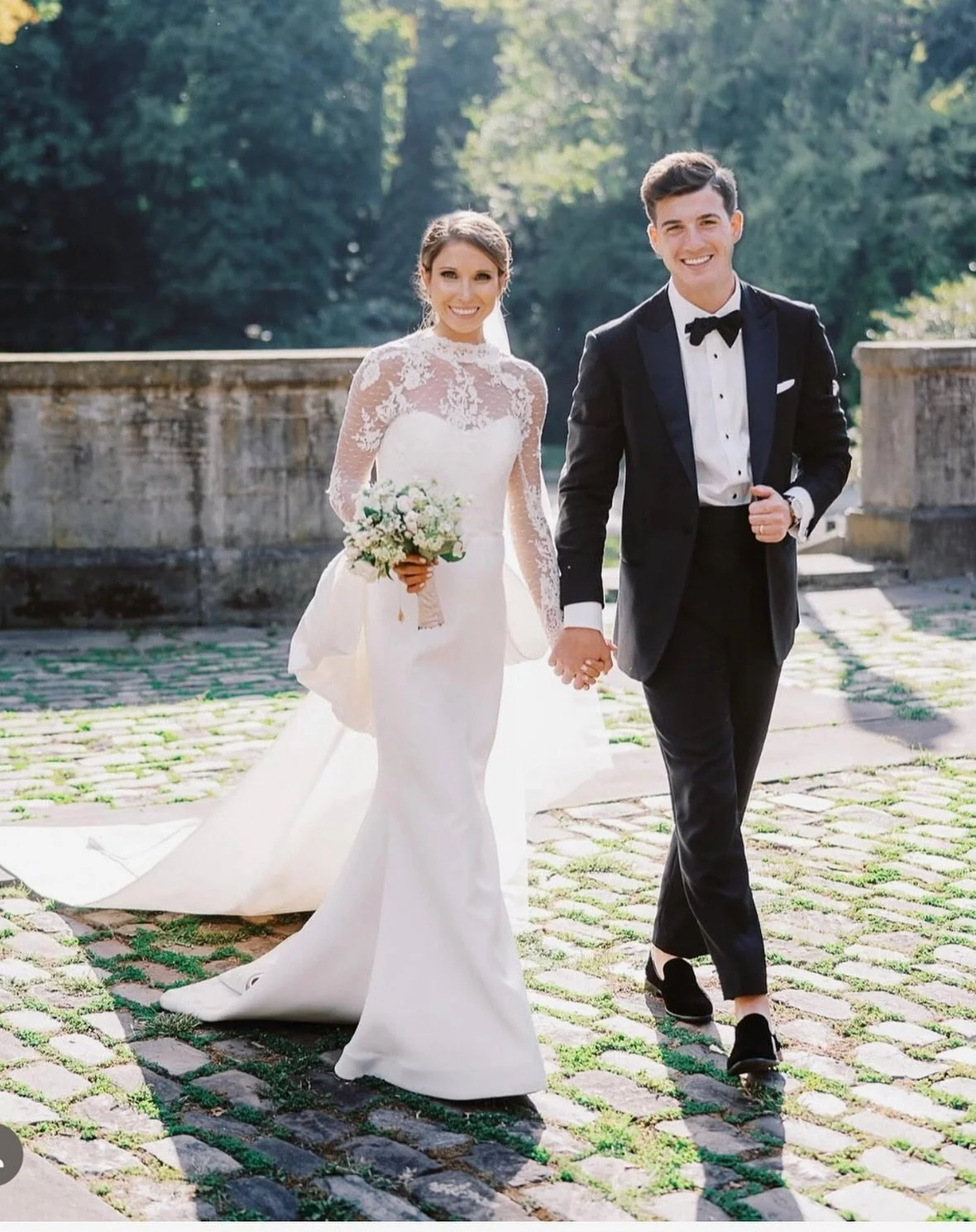 Love how the bride created her own bridal look :
Starting with Romona KEVEZA&rsquo;S signature 5 ply silk crepe dress; adding a chapel length illusion bow; then finishing the look with one of Romona KEVEZA&rsquo;S detachable over blouses. Perfect 😍