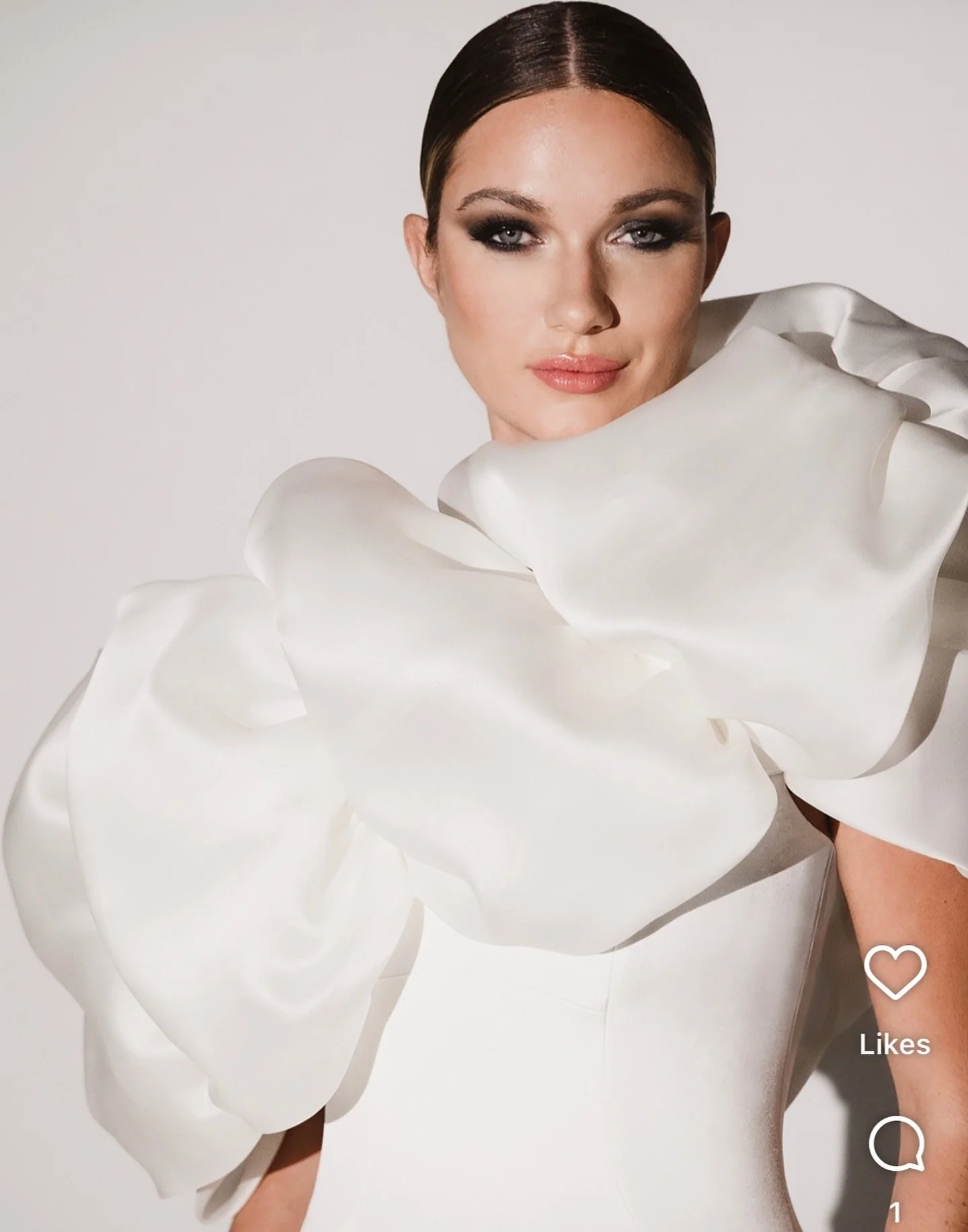 ETERNALLY MODERN.
For more information please email info@romonakeveza.com