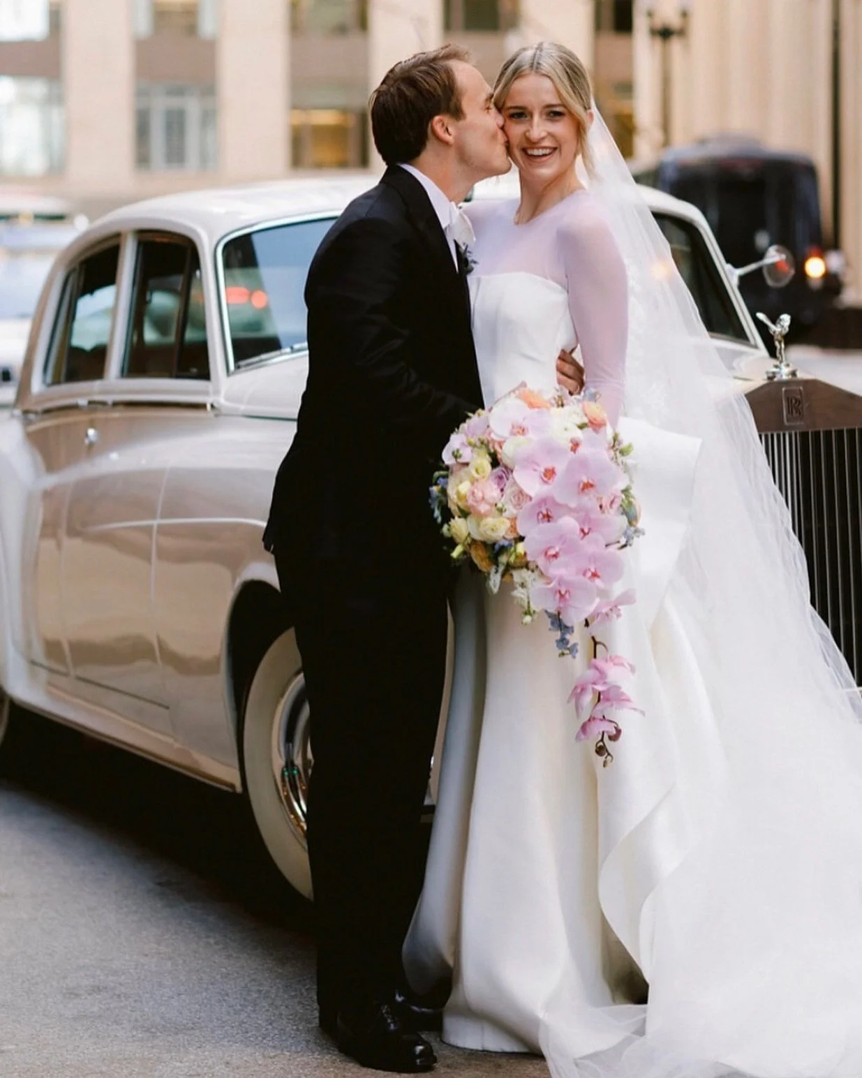 An Understated Elegant Bride is always in Style.
Thank you Demetras Bridal Couture for sharing! ❤️