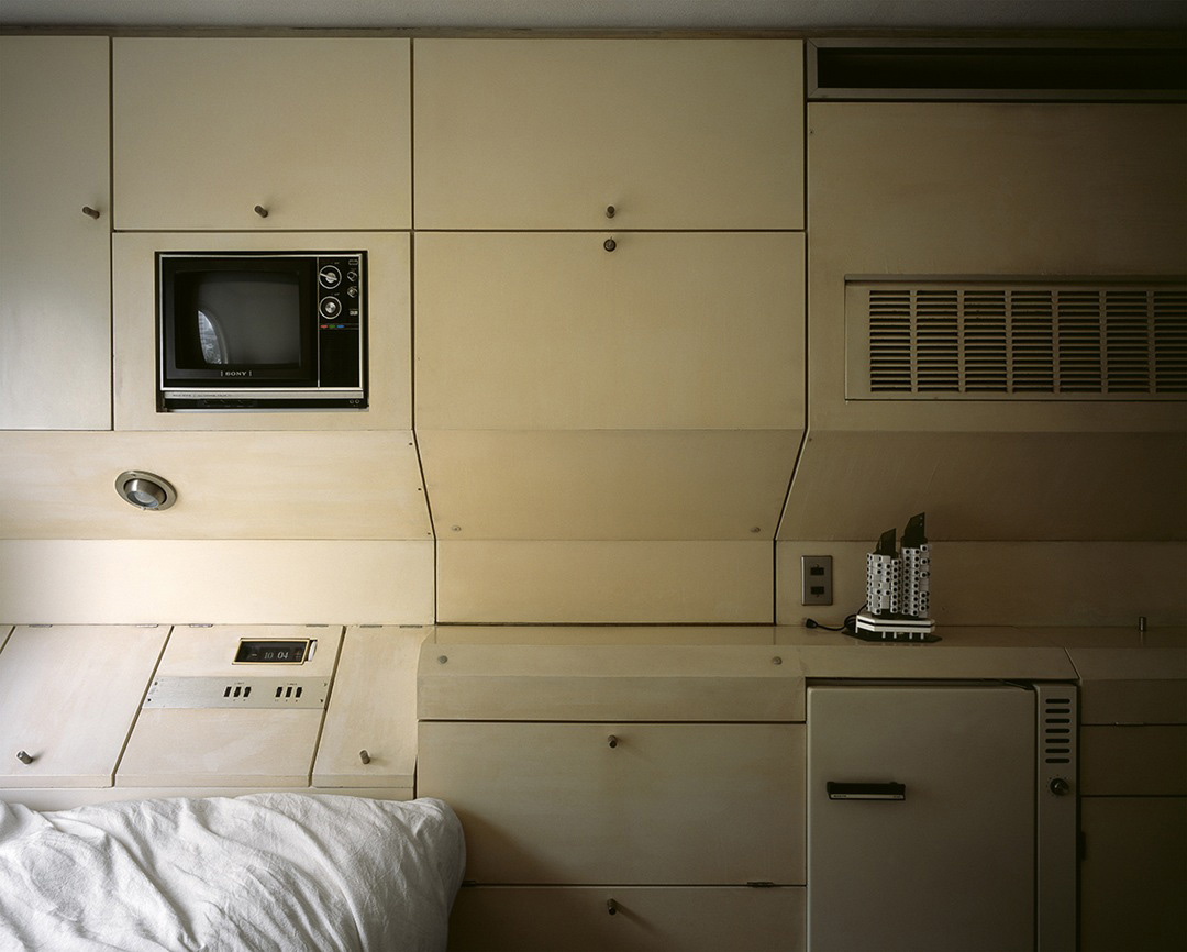 Nagakin_Tower Interior Modular Design 嵌入式界面以及模块化设计,尽管看上去就像机器一样冷冰冰,却是节省空间,适应各种居住者需求的最优化设计,其背后的理念,就好像黑川纪章本人所说,秉持生命为中心的原则,建筑也应当是可变的,如人体一样,是不断在进行新陈代谢的。