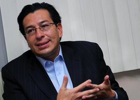 Dr Fander Falconi