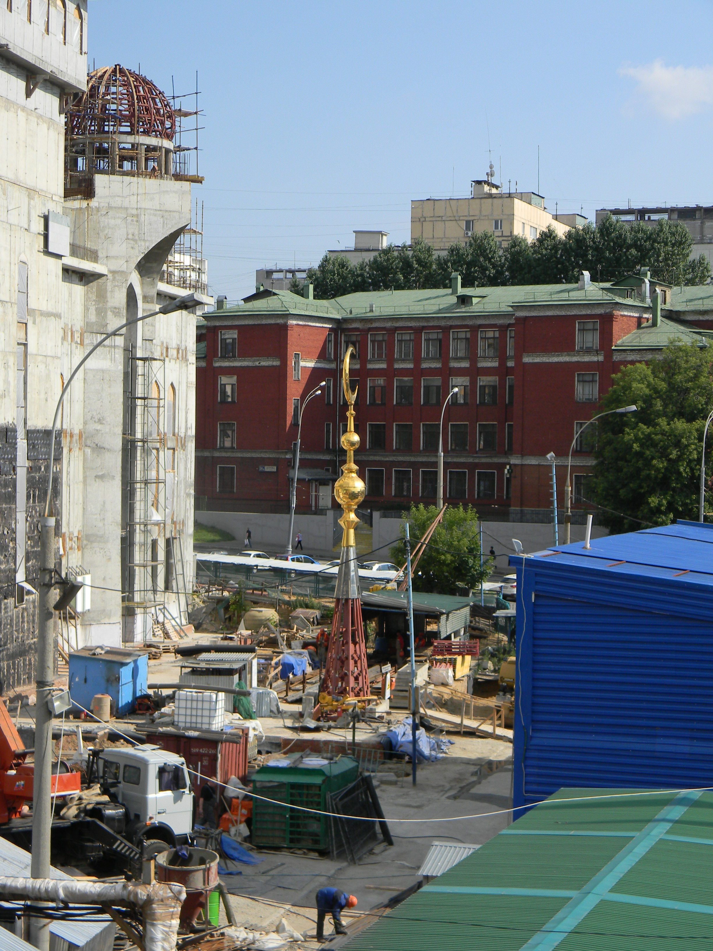 Figure 2-Congregational Mosque of Moscow - new building construction (2013), minaret top awaiting assembly