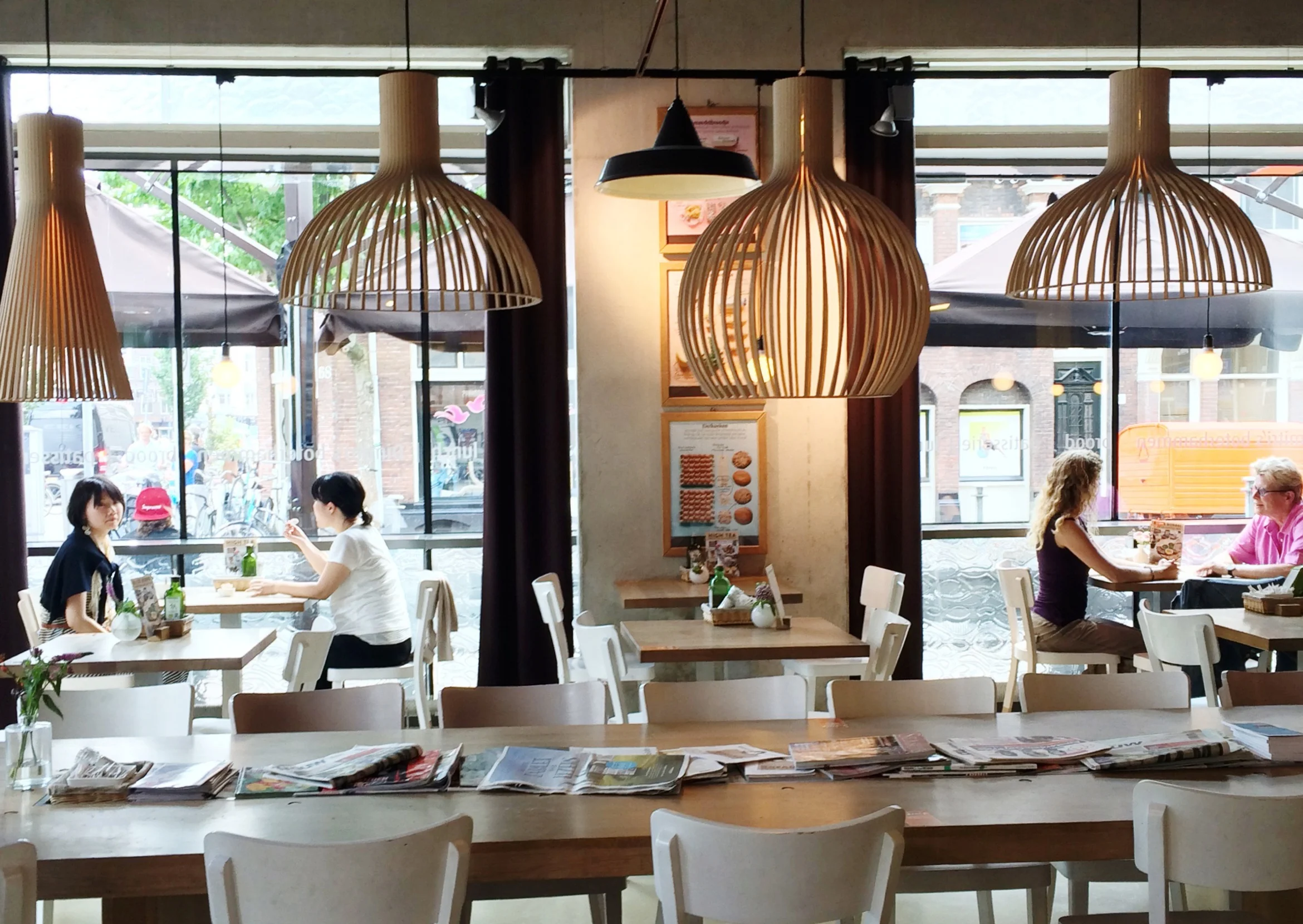 I somehow love communal table.